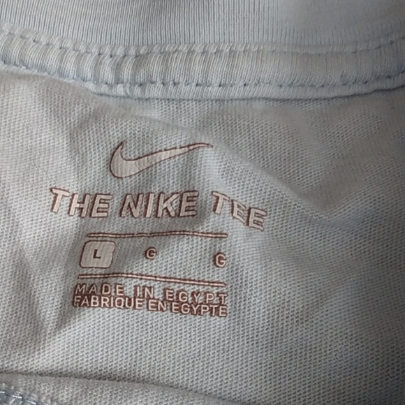 It is a Nike t-shirt and the size is a  large - Picture 2 of 2